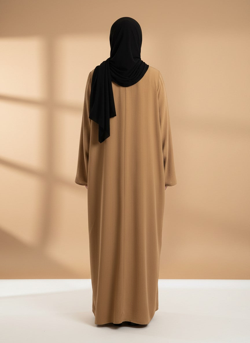 Nesthetics dreiteilige Abaya Anisa in Camel aus Jazz-Stoff mit schwarzem Hijab, Rückansicht
