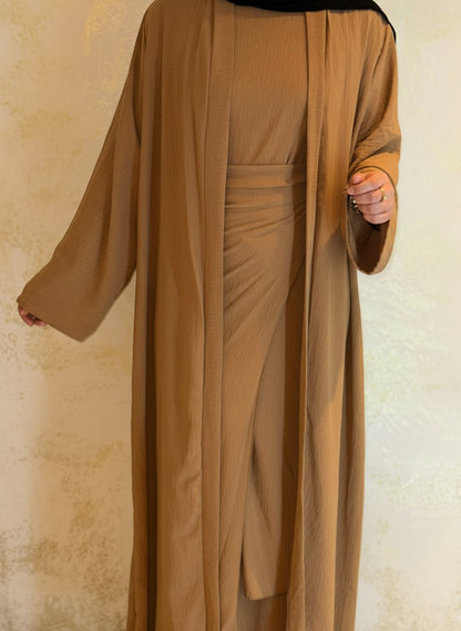 Nesthetics dreiteilige Abaya Anisa in Camel aus Jazz-Stoff mit ärmellosem Unterkleid und variablem Innenrock