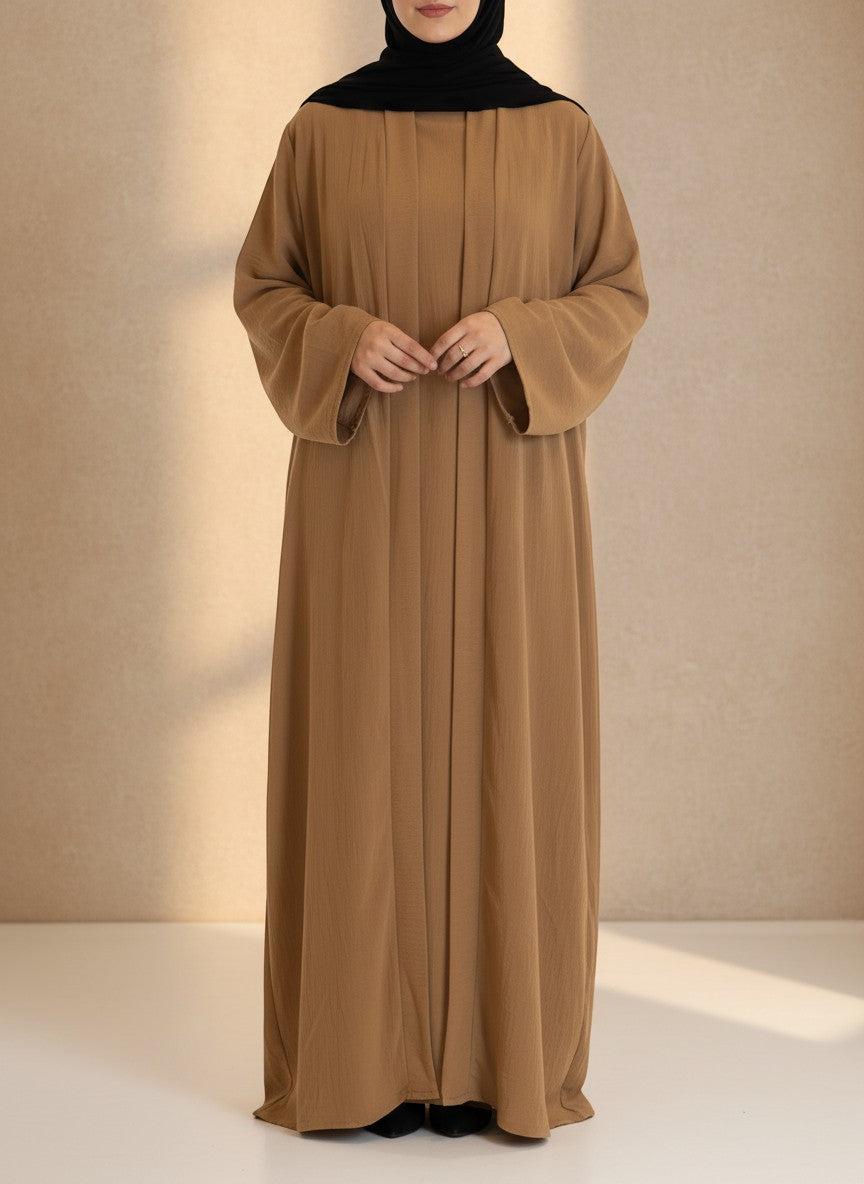 Nesthetics dreiteilige Abaya Anisa in Camel aus Jazz-Stoff mit Rundhalsausschnitt und elegantem, fließendem Schnitt