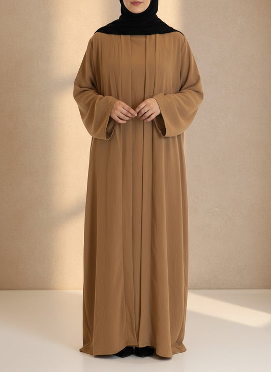 Nesthetics dreiteilige Abaya Anisa in Camel aus Jazz-Stoff mit Rundhalsausschnitt und elegantem, fließendem Schnitt