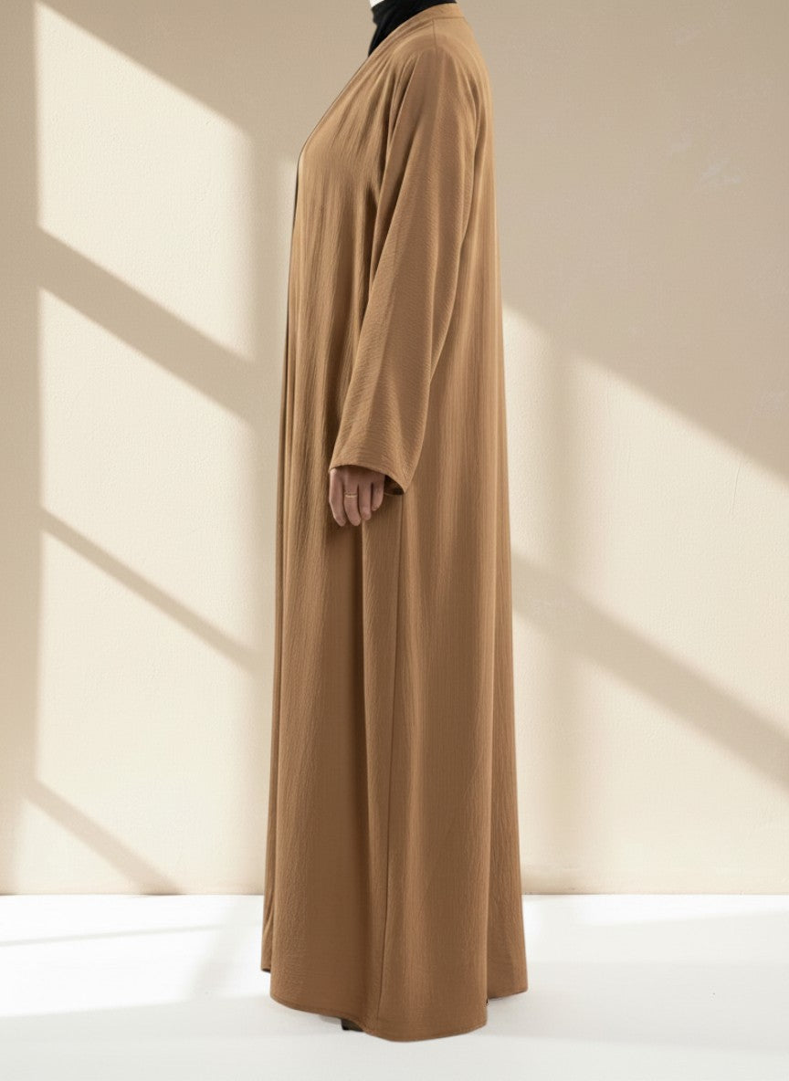 Nesthetics dreiteilige Abaya Anisa in Camel aus Jazz-Stoff, lange Passform mit Rundhalsausschnitt, Seitenansicht