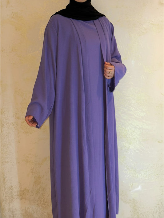 Nesthetics dreiteilige Abaya Anisa in Flieder aus Jazz-Stoff mit ärmellosem Unterkleid und Rundhalsausschnitt