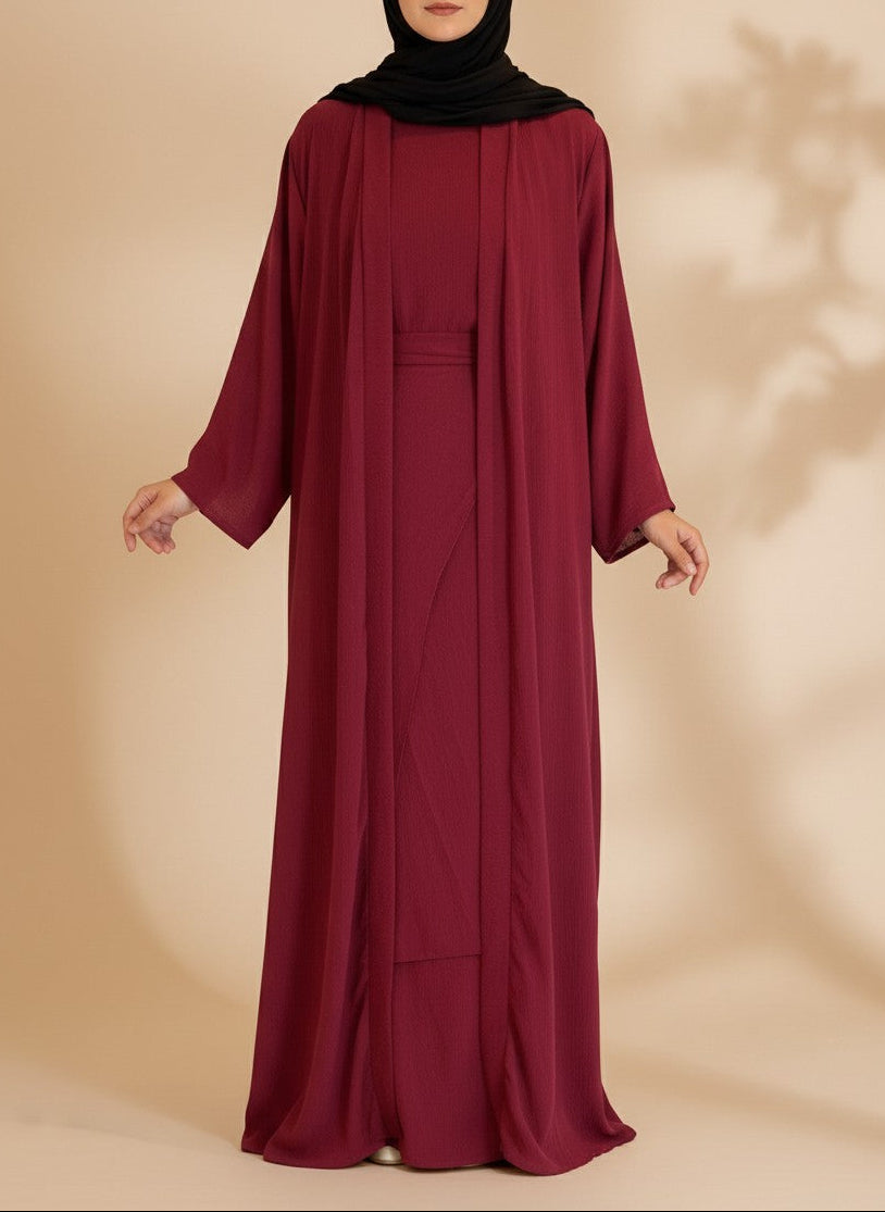 Nesthetics dreiteilige Abaya Anisa in Burgundy aus Jazz-Stoff mit ärmellosem Unterkleid und Rock