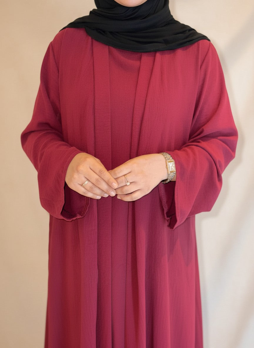 Nesthetics dreiteilige Abaya Anisa in Burgundy aus Jazz Stoff mit Rundhalsausschnitt und schwarzem Hijab
