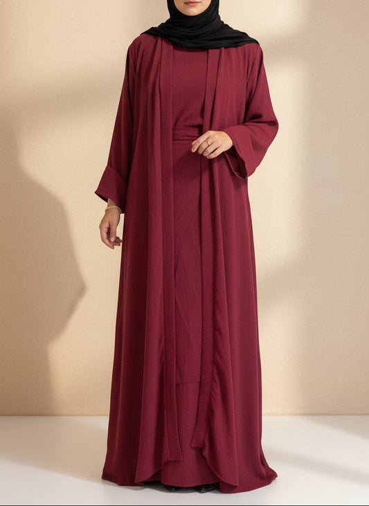 Nesthetics dreiteilige Abaya Anisa in Burgundy aus Jazz-Stoff mit ärmellosem Unterkleid und passendem Innenrock