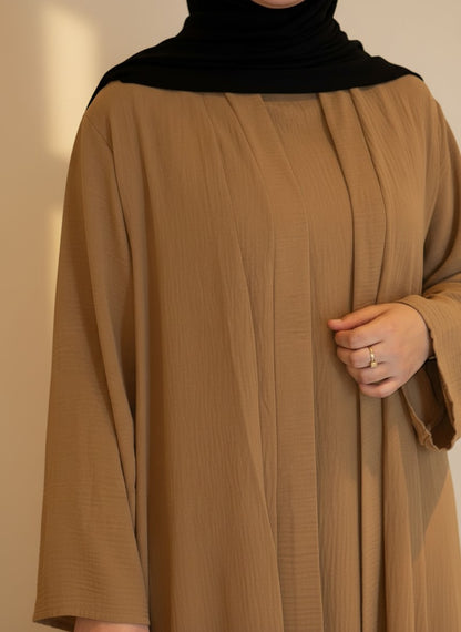 Nesthetics dreiteilige Abaya Anisa in Camel aus Jazz-Stoff mit schwarzem Hijab