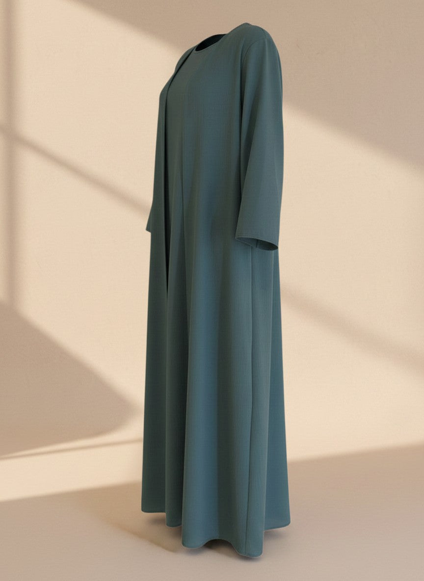 Nesthetics dreiteilige Abaya Anisa in Graugrün aus Jazz-Stoff mit Rundhalsausschnitt in eleganter Seitenansicht