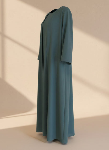 Nesthetics dreiteilige Abaya Anisa in Graugrün aus Jazz-Stoff mit Rundhalsausschnitt in eleganter Seitenansicht