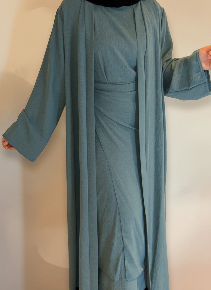 Nesthetics dreiteilige Abaya Anisa in Graugrün aus Jazz-Stoff mit ärmellosem Unterkleid und variablem Innenrock