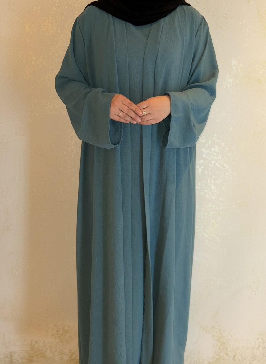 Nesthetics dreiteilige Abaya Anisa in Graugrün aus Jazz-Stoff mit Rundhalsausschnitt und elegantem Fall