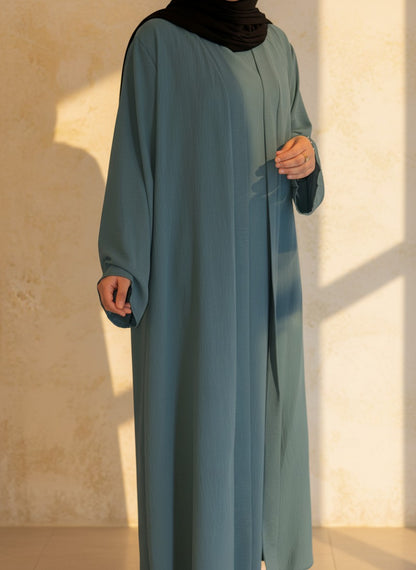 Nesthetics dreiteilige Abaya Anisa in Graugrün aus Jazz-Stoff mit Rundhalsausschnitt und elegantem Fall