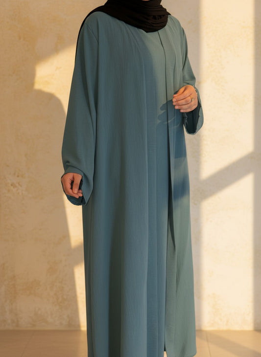 Nesthetics dreiteilige Abaya Anisa in Graugrün aus Jazz-Stoff mit Rundhalsausschnitt und elegantem Fall