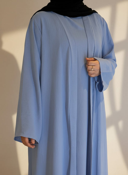 Nesthetics dreiteilige Abaya Anisa in Himmelblau aus Jazz-Stoff mit Rundhalsausschnitt und elegantem Schnitt