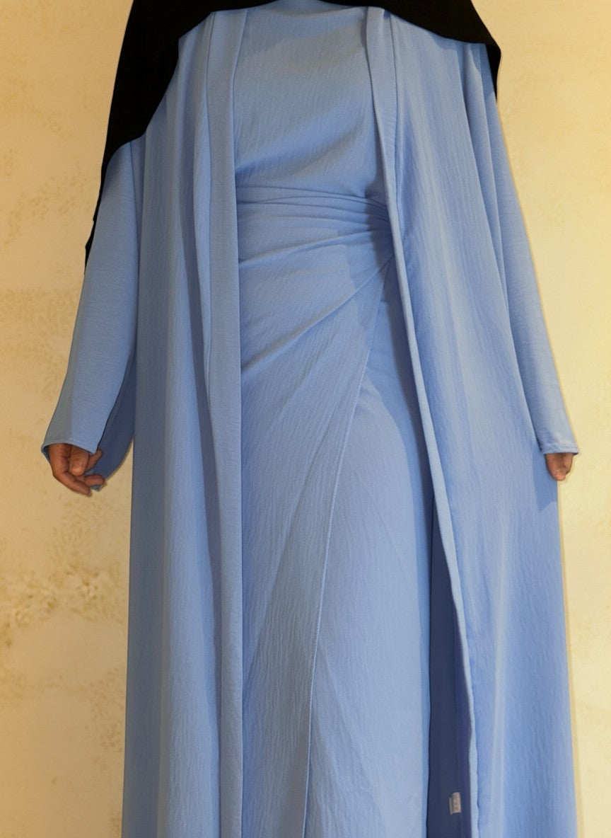 Nesthetics dreiteilige Abaya Anisa in Himmelblau aus Jazz-Stoff mit ärmellosem Unterkleid und variablem Innenrock