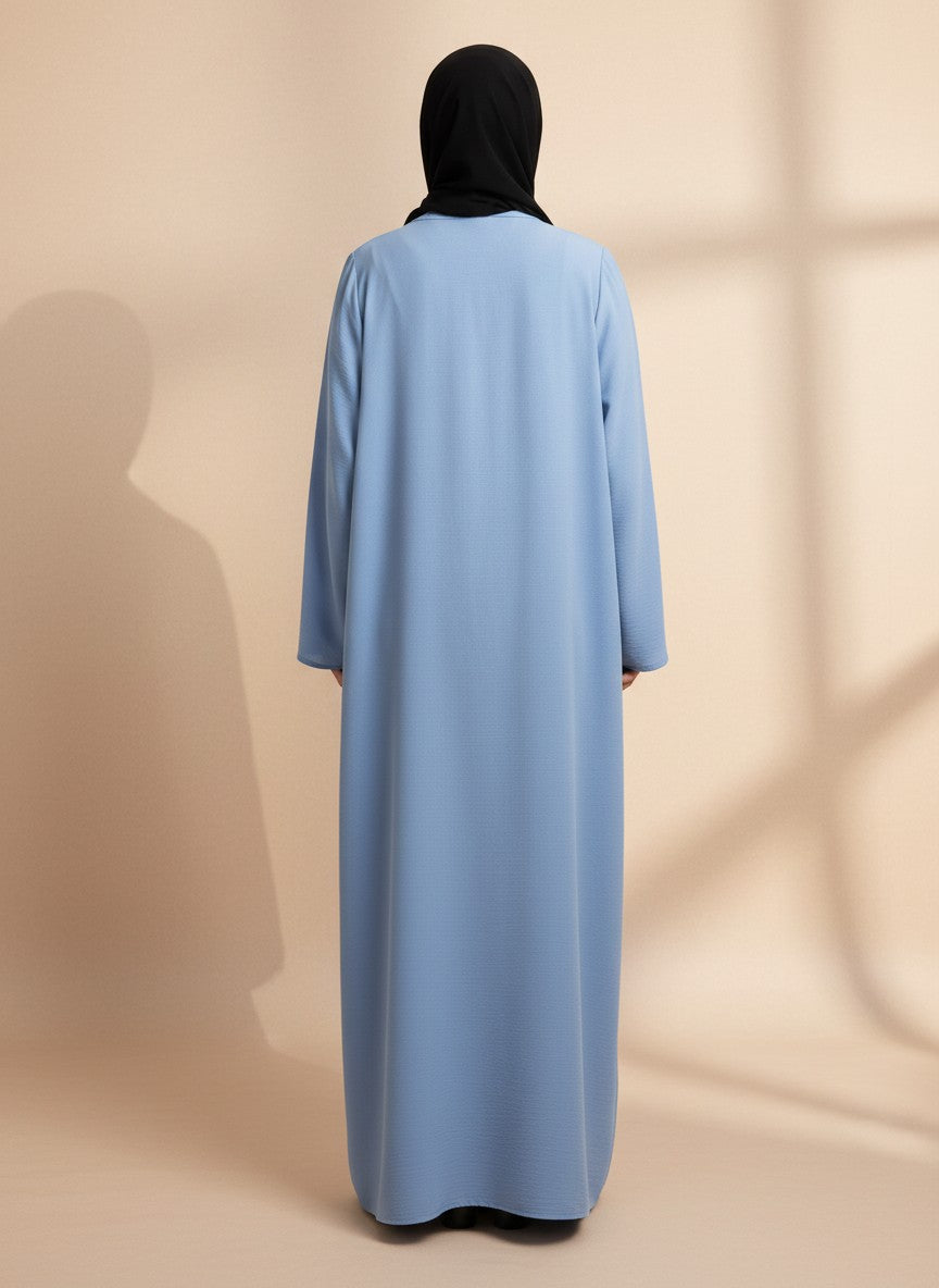 Nesthetics dreiteilige Abaya Anisa in Himmelblau aus Jazz-Stoff, Rückansicht an einer Frau mit schwarzem Hijab