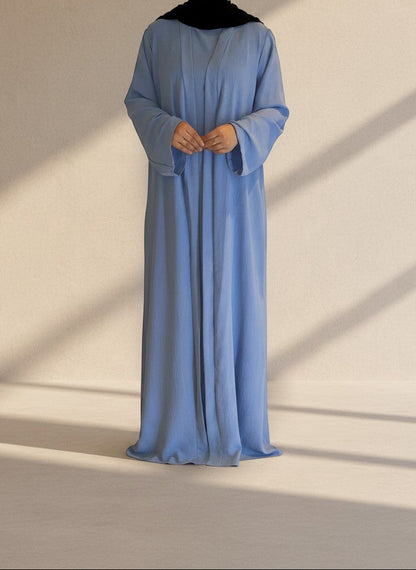Nesthetics dreiteilige Abaya Anisa in Himmelblau aus Jazz-Stoff mit Rundhalsausschnitt und elegantem Fall