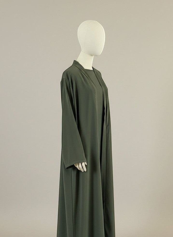 Nesthetics dreiteilige Abaya aus Medina Seide in Khaki mit Rundhalsausschnitt und weiten Ärmeln, ideal für den Alltag.
