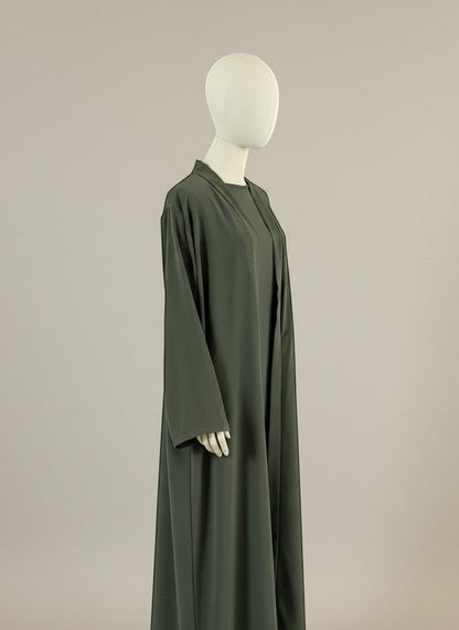 Nesthetics dreiteilige Abaya aus Medina Seide in Khaki mit Rundhalsausschnitt und weiten Ärmeln, ideal für den Alltag.
