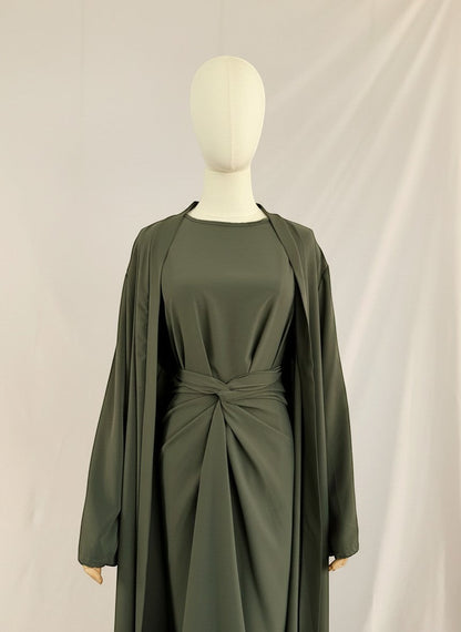 Nesthetics dreiteilige Abaya aus Medina Seide in Khaki mit Rundhalsausschnitt und geknotetem Taillenband
