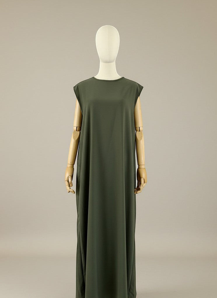 Nesthetics dreiteilige Abaya aus Medina Seide in Khaki mit Rundhalsausschnitt und ärmellosem Unterkleid.