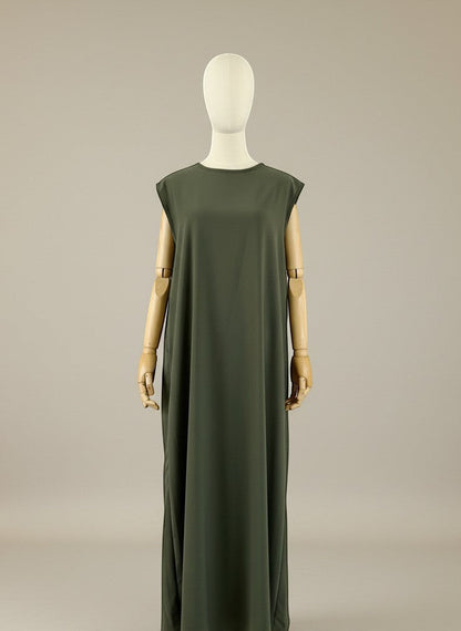 Nesthetics dreiteilige Abaya aus Medina Seide in Khaki mit Rundhalsausschnitt und ärmellosem Unterkleid.