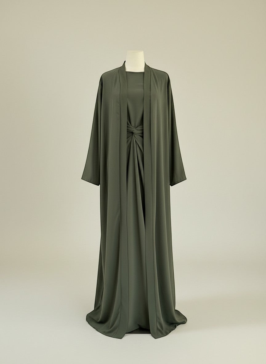 Nesthetics dreiteilige Abaya aus Medina Seide in Khaki mit Rundhalsausschnitt und geknotetem Unterkleid.