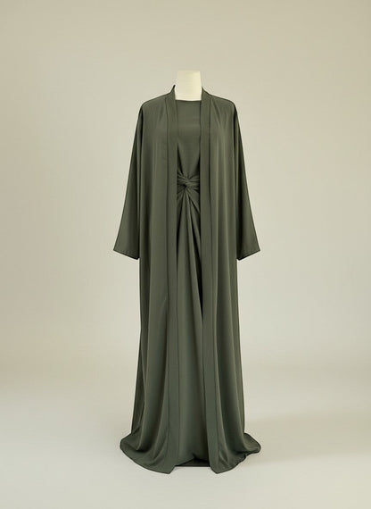 Nesthetics dreiteilige Abaya aus Medina Seide in Khaki mit Rundhalsausschnitt und geknotetem Unterkleid.