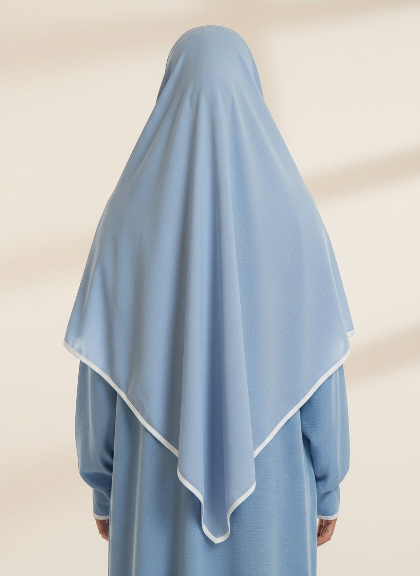 Nesthetics hellblaues zweiteiliges Abaya und Khimar Set aus Jazz Stoff mit weißen Details, Rückansicht