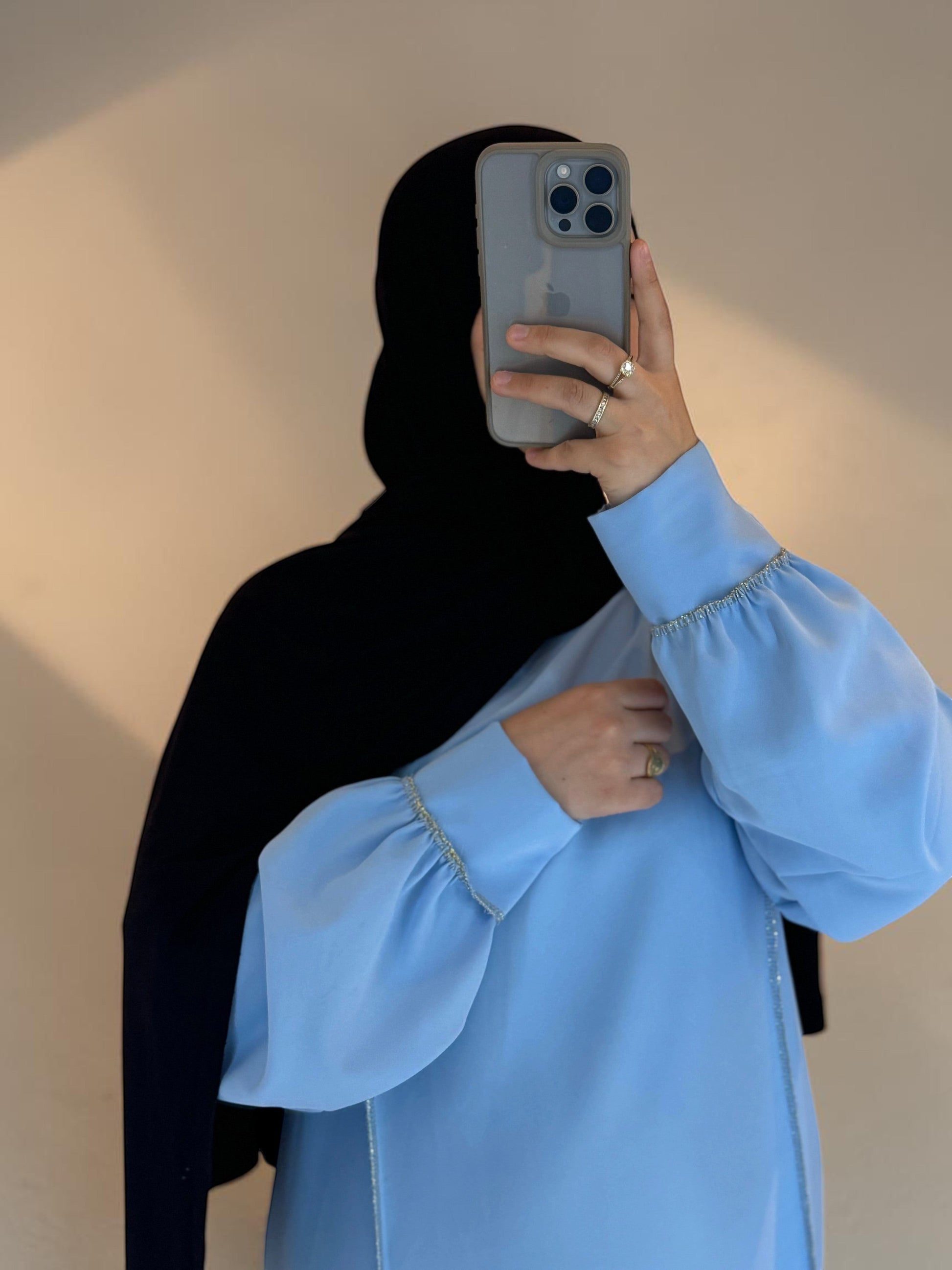 Nesthetics hellblaue Abaya aus Medina Seide mit goldenen Details an Ärmeln und Saum, Standardgröße.