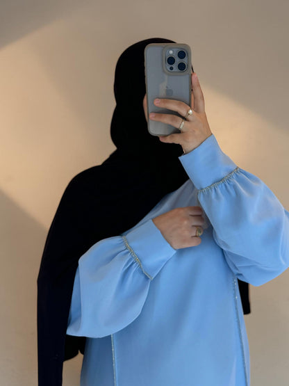 Nesthetics hellblaue Abaya aus Medina Seide mit goldenen Details an Ärmeln und Saum, Standardgröße.