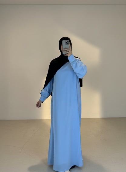 Nesthetics hellblaue Medina Seide Abaya mit goldenen Details und Puffärmeln