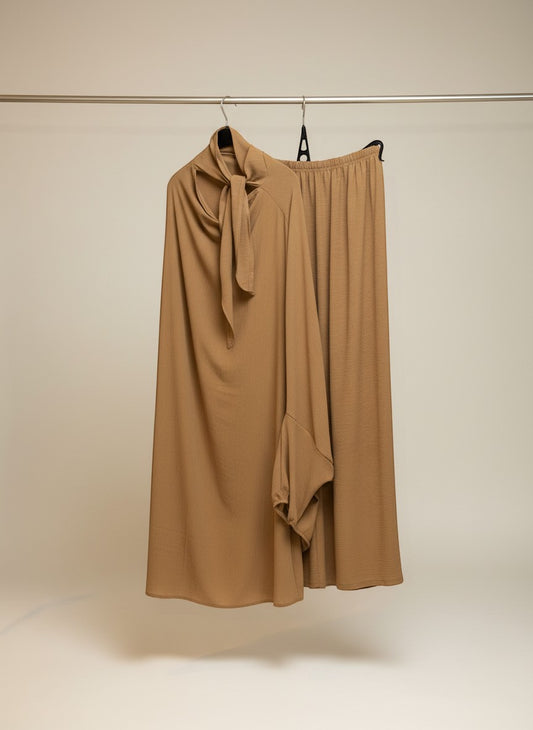 Nesthetics Jazz Jilbab in Bronze. Jilbab mit Rock und elastischem Bund, Ärmeln mit elastischen Bündchen und Schleife am Kragen.
