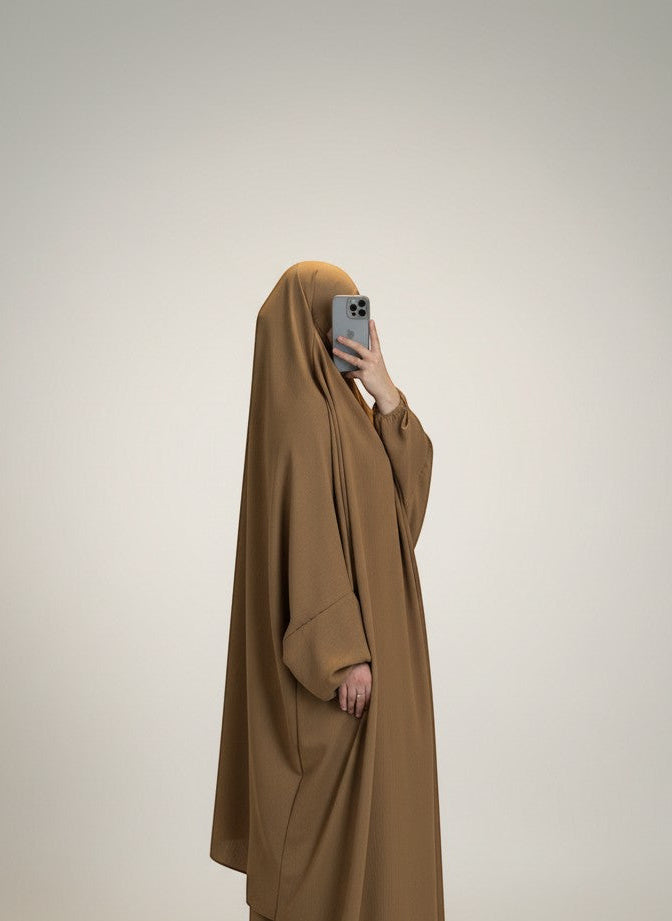 Nesthetics Jazz Jilbab in Bronze, ein bodenlanges Kleid mit langen Ärmeln und elastischen Bündchen, das Eleganz und Bescheidenheit ausstrahlt.