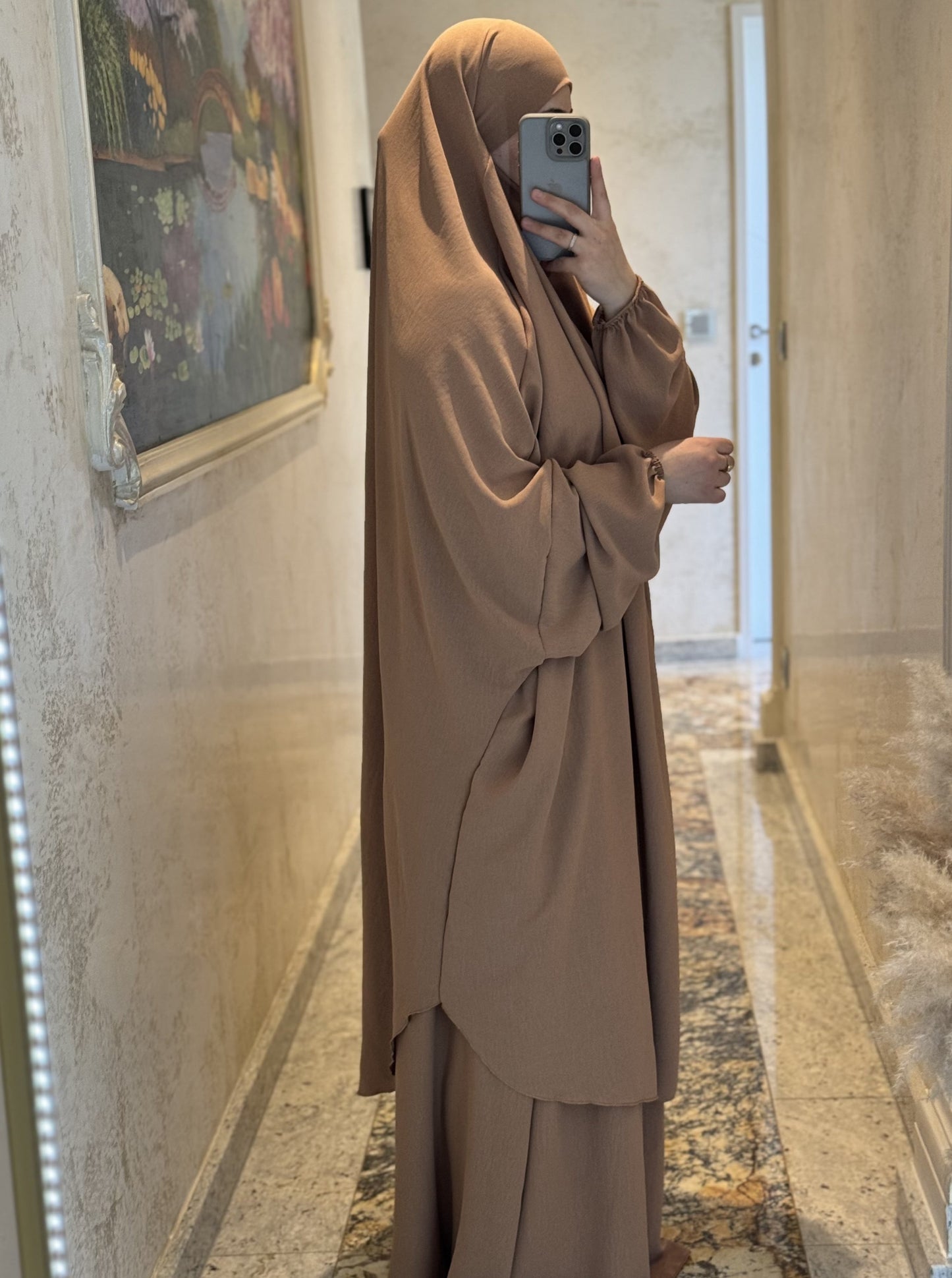 Nesthetics Jazz Jilbab in Camel mit elastischen Ärmelbündchen und Rock, elegante und bequeme Passform