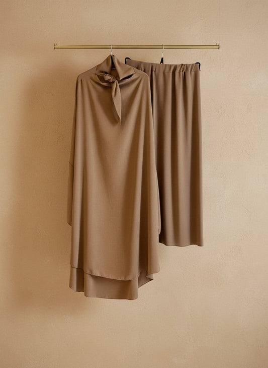 Nesthetics Jazz Jilbab in Camel aus fließendem Jazz-Stoff mit Rock und elastischen Bündchen an einer Kleiderstange