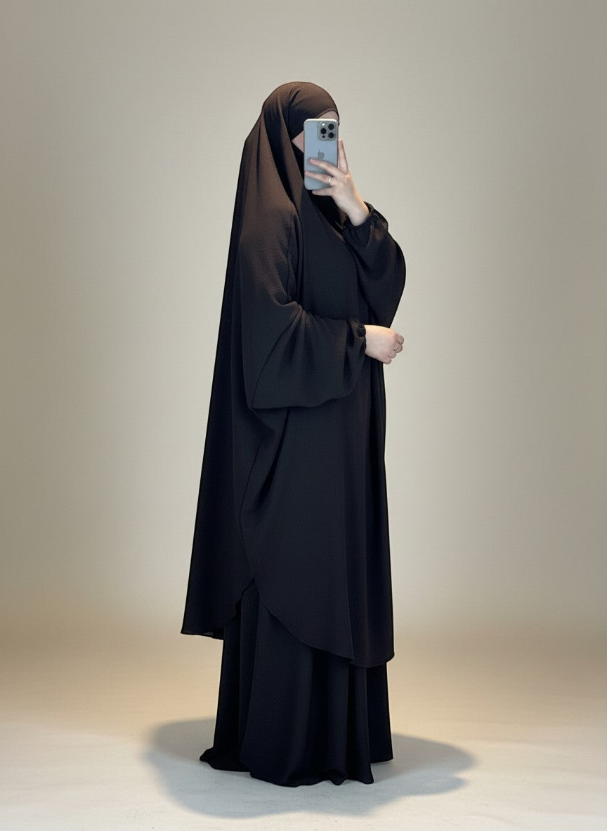 Nesthetics Jazz Jilbab in Chocolate, einteiliger Umhang mit Rock und elastischem Bund, lange Ärmel mit Bündchen.