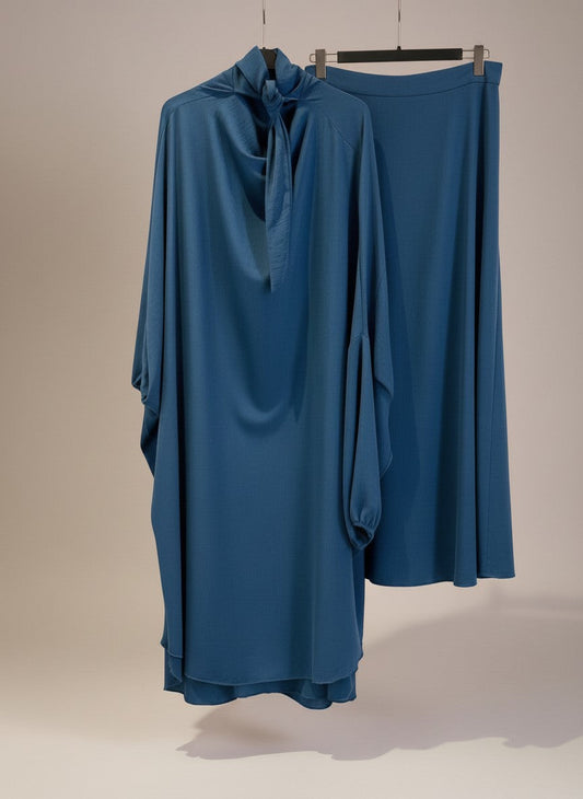 Nesthetics Jazz Jilbab in Jeansblau mit Rock, elastischen Bündchen und elegantem, fließendem Stoff.