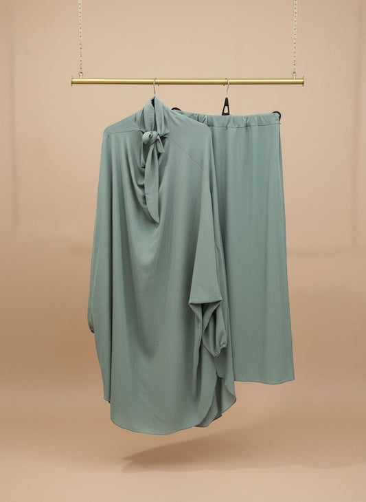 Nesthetics Jazz Jilbab in Mint mit elastischen Ärmelbündchen und passendem Rock auf einem goldenen Kleiderbügel