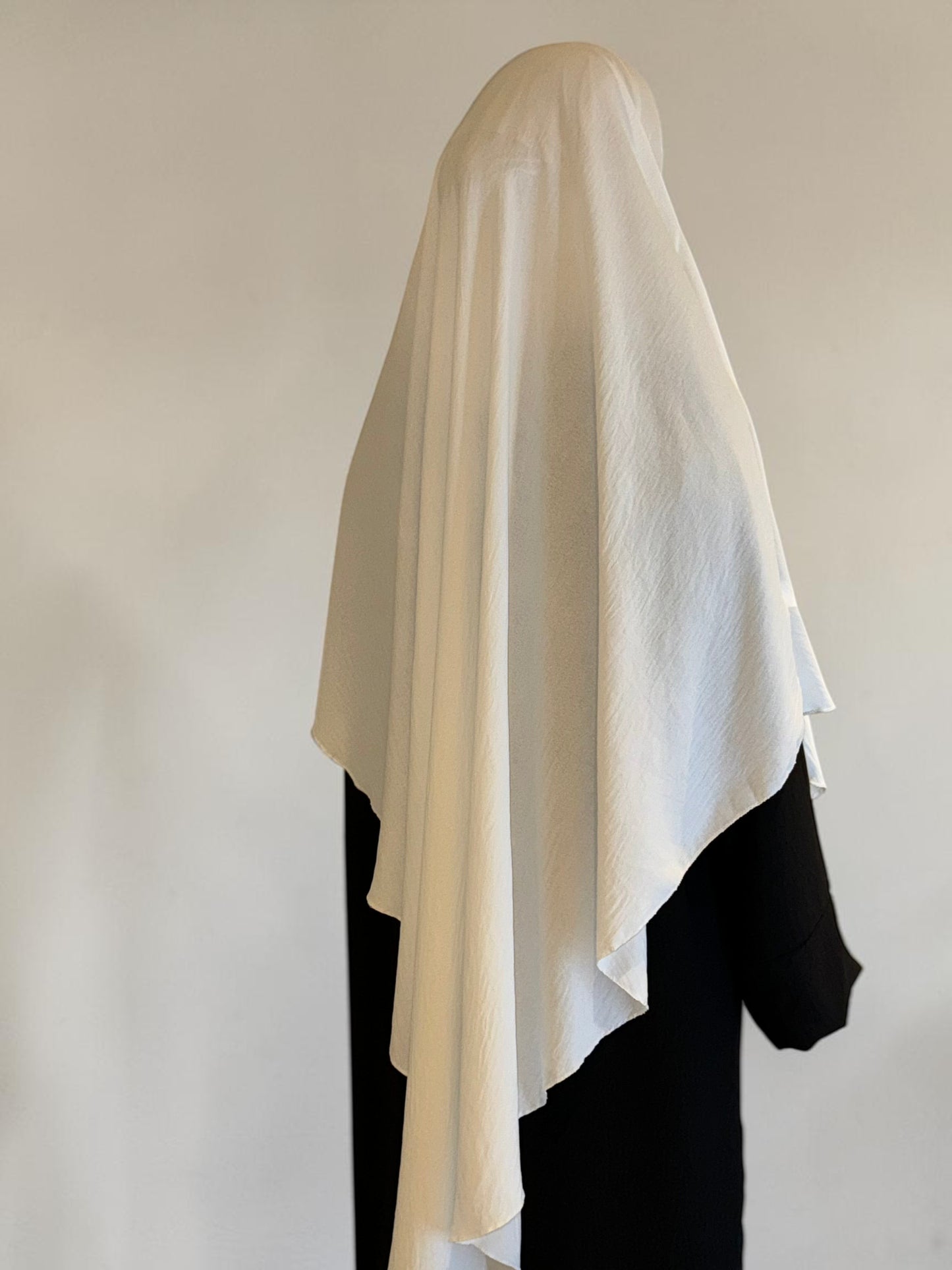 Nesthetics Jazz Khimar in Hellblau aus Jazz-Material, 120 cm lang, elegant und bequem.