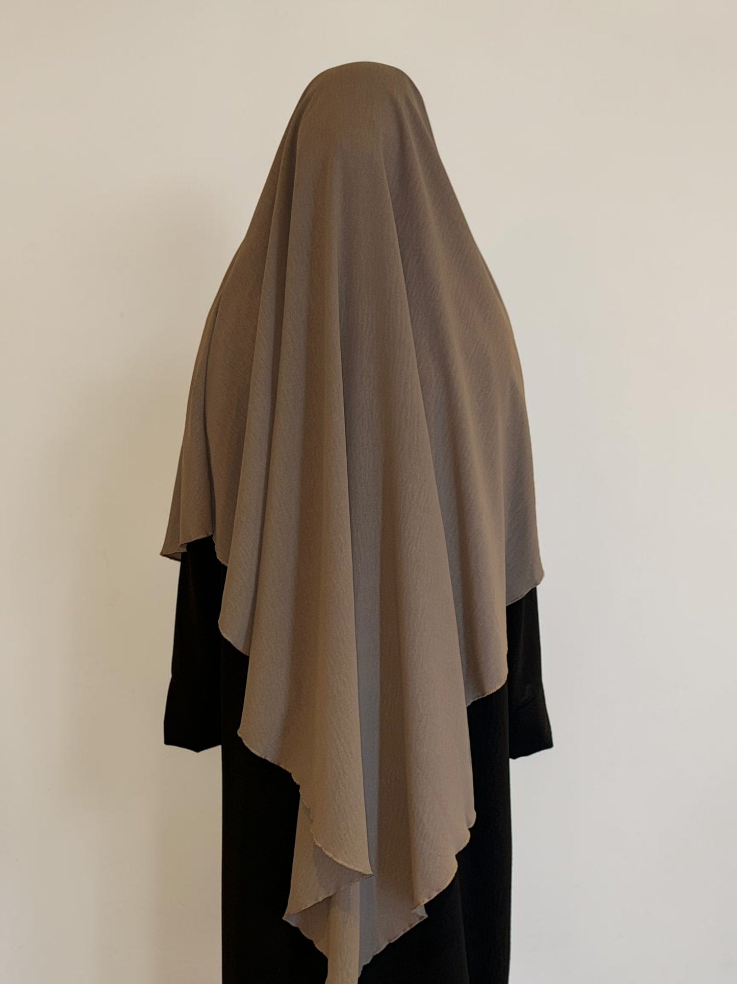 Nesthetics Jazz Khimar in Hellblau aus Jazz-Material, ca. 120 cm lang, elegant und bequem.