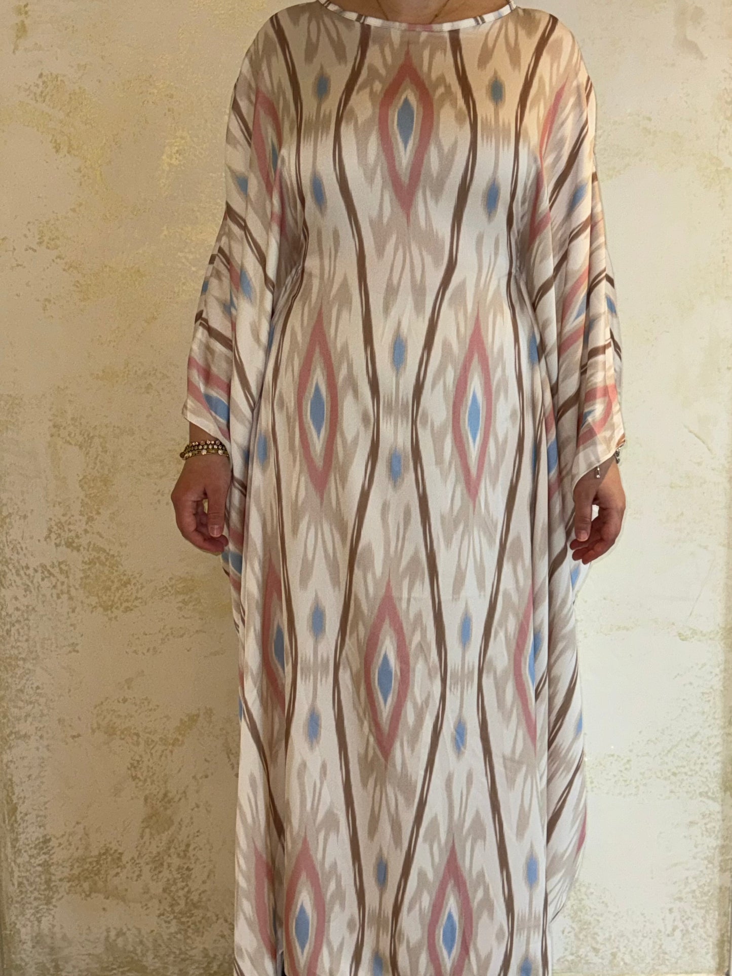 Nesthetics Kaftan Hafsa aus fließendem Satin in Rosa und Beige mit elegantem Muster und taillierter Passform