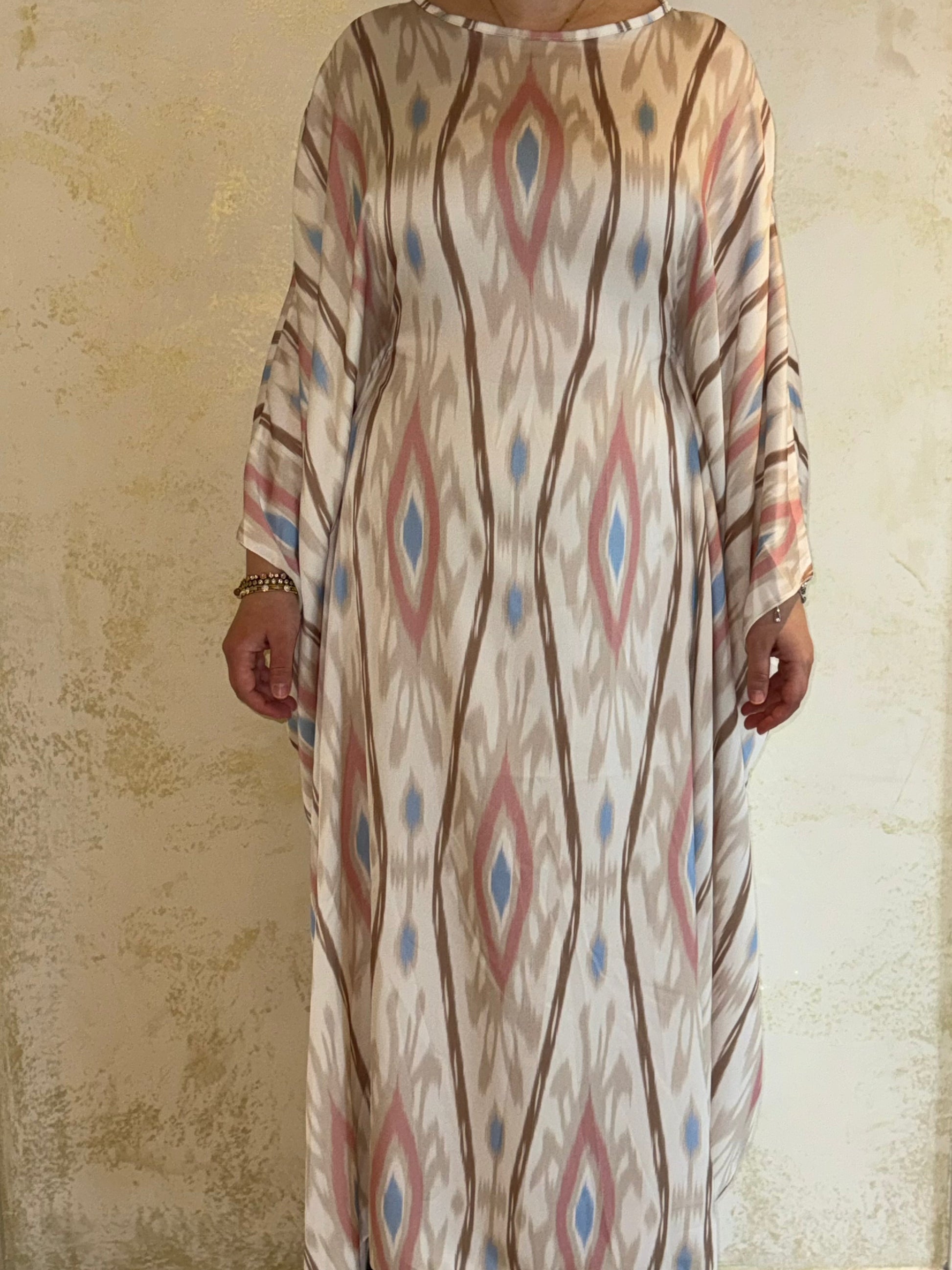 Nesthetics Kaftan Hafsa aus fließendem Satin in Rosa und Beige mit elegantem Muster und taillierter Passform
