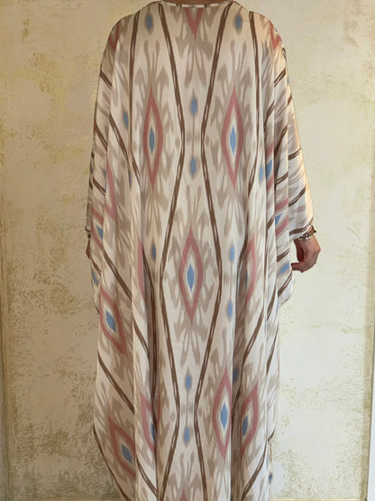 Nesthetics Kaftan Hafsa aus fließendem Satin mit rosa-beigem Muster und Rundhalsausschnitt in Rückenansicht