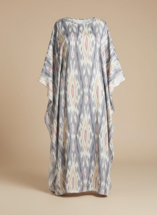 Nesthetics Kaftan Hafsa aus fließendem Satin in Grau und Beige mit elegantem Muster und Rundhalsausschnitt