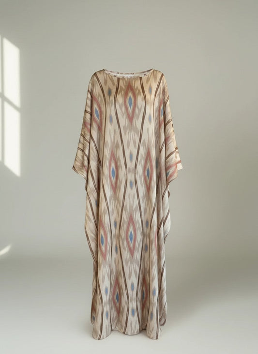Nesthetics Kaftan Hafsa aus fließendem Satin in Rosa und Beige mit elegantem Muster und Rundhalsausschnitt