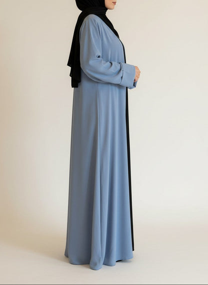 Nesthetics Kimono Abaya Almas in Blau aus Medina-Seide mit Gürtel. Elegant und bequem.