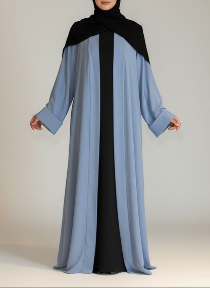 Nesthetics Kimono Abaya Almas in Blau aus Medina-Seide mit schwarzem Unterkleid und Gürtel. Elegantes, bodenlanges Design.