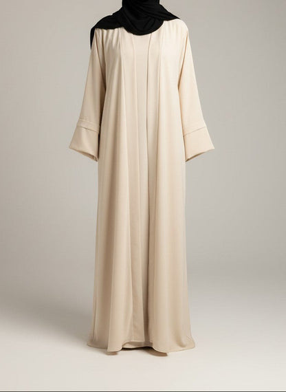 Nesthetics Kimono Abaya aus beigefarbener Medina-Seide mit weiten Ärmeln und eleganten Falten. Länge ca. 140 cm.