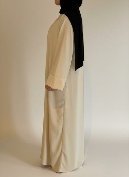 Nesthetics fließende Kimono Abaya aus beiger Medina Seide mit weiten Ärmeln, Standardgröße, 140 cm Länge.