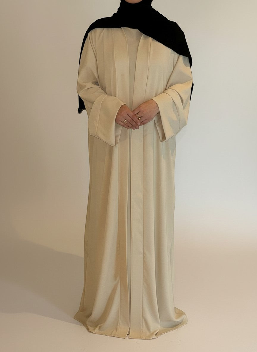 Nesthetics Kimono Abaya aus beiger Medina Seide mit weiten Ärmeln und vertikalen Falten. Elegantes, fließendes Design.